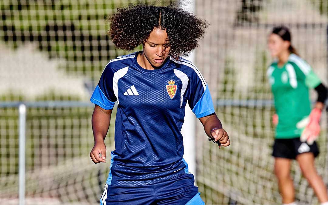 La futbolista alcañizana durante un entrenamiento con el Real Zaragoza / rzcantera