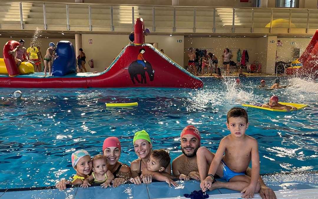 Una de las familias participantes en la fiesta acuática / C.O.