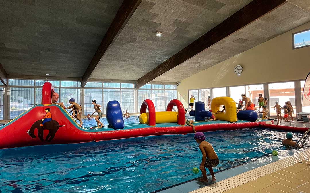 Fiesta acuática en la nueva piscina climatizada de Alcañiz / C. O.