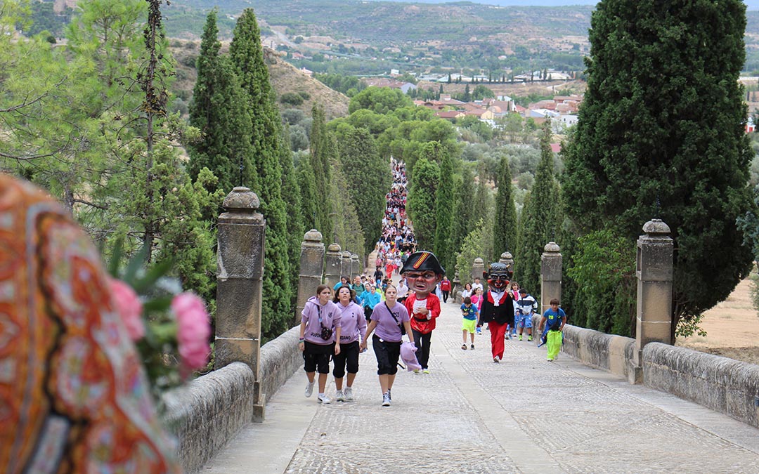 Subida a Pueyos en el día grande de las fiestas de Alcañiz 2026. / B. Severino