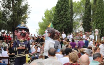 Alcañiz entona el '¡Oh, Virgen de Pueyos!' antes de hincarle el diente a longanizas, pancetas, y brindar «por muchos años más»