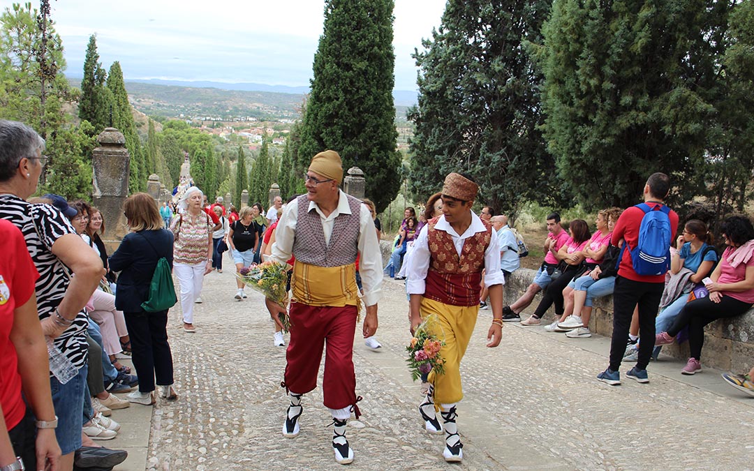 Subida a Pueyos en el día grande de las fiestas de Alcañiz 2026. / B. Severino