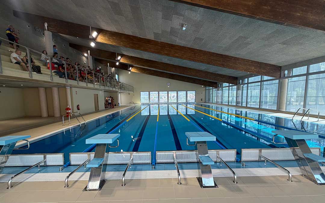 La nueva piscina de 25 metros de Alcañiz con las gradas llenas de asistentes / Jesús Burgos