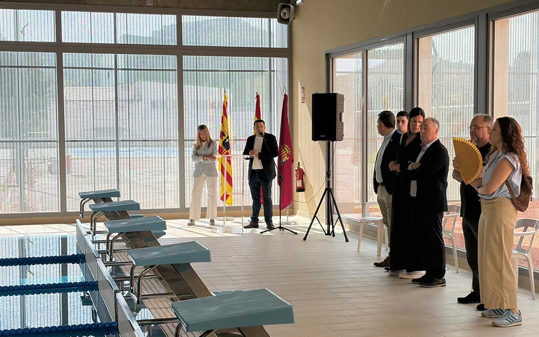Mar Vaquero y Miguel Ángel Esteban bajo la atenta mirada institucional durante la inauguración de la piscina de Alcañiz / Jesús Burgos