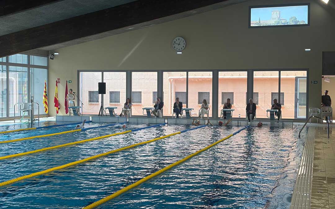 Instituciones sentadas disfrutando de la exhibición de Irene Ciércoles y el Club Natación Bajo Aragón / Jesús Burgos