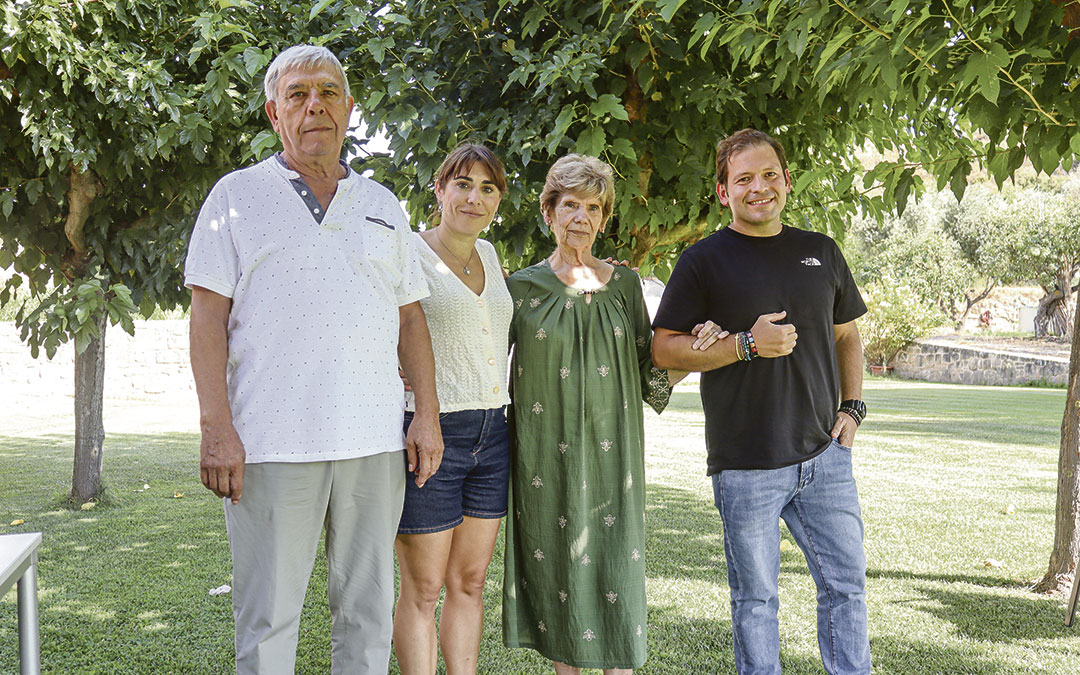 Emiliano Doñate; pregonero; Marta Alquezar, concejal de Festejos; Alicia Justes, activa vecina de Alcañiz; Tito Lizana, técnico de Festejos. La edil quiso que esta entrevista estuviera acompañada por los tres para «agradecer» su trabajo estos 4 años de legislatura. / A.Z 