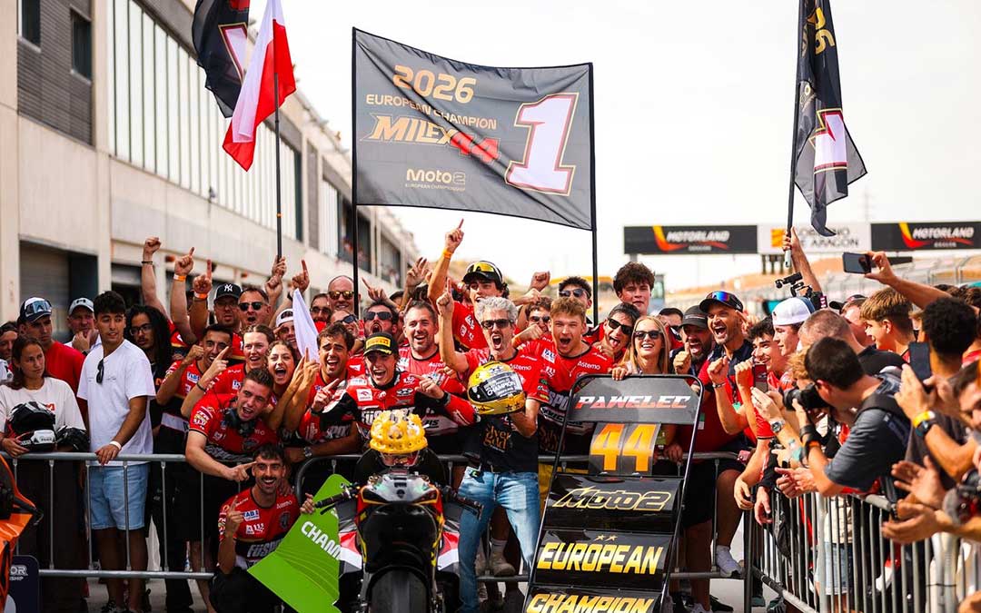 La celebración de Milan Pawelec en la categoría Moto2ECh del FIM MotoJunior / Motorland Aragón