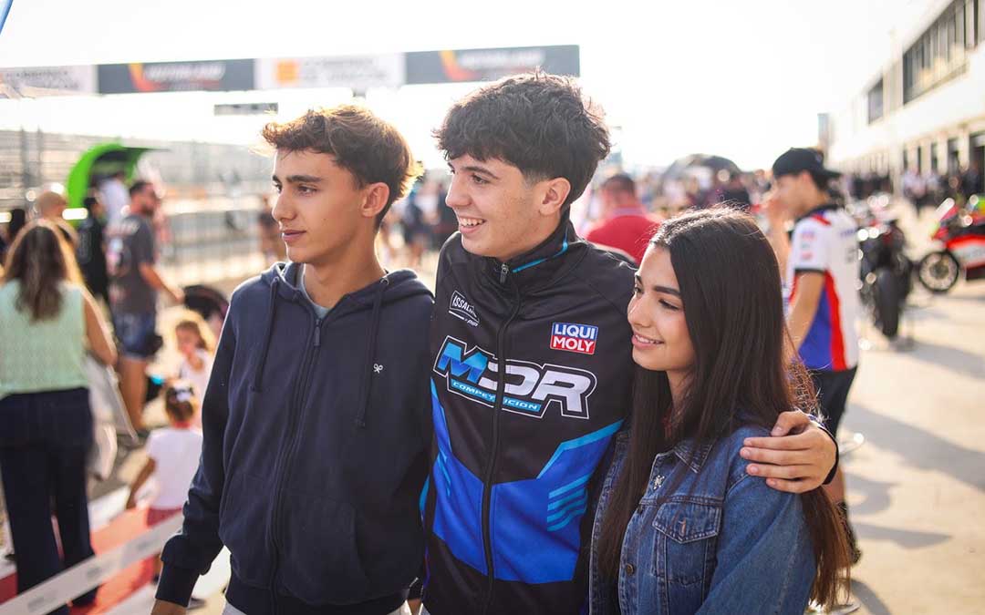 Miguel Bernal en el Pit Lane Walk con aficionados / Motorland Aragón