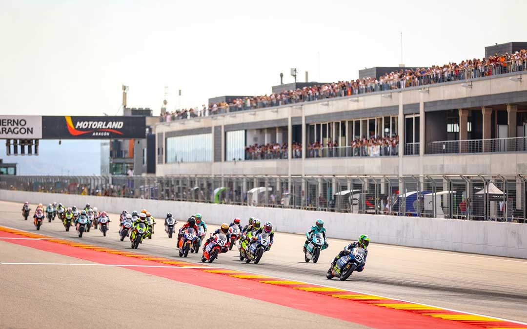 La salida de Moto4 EC del FIM MotoJunior / Motorland Aragón