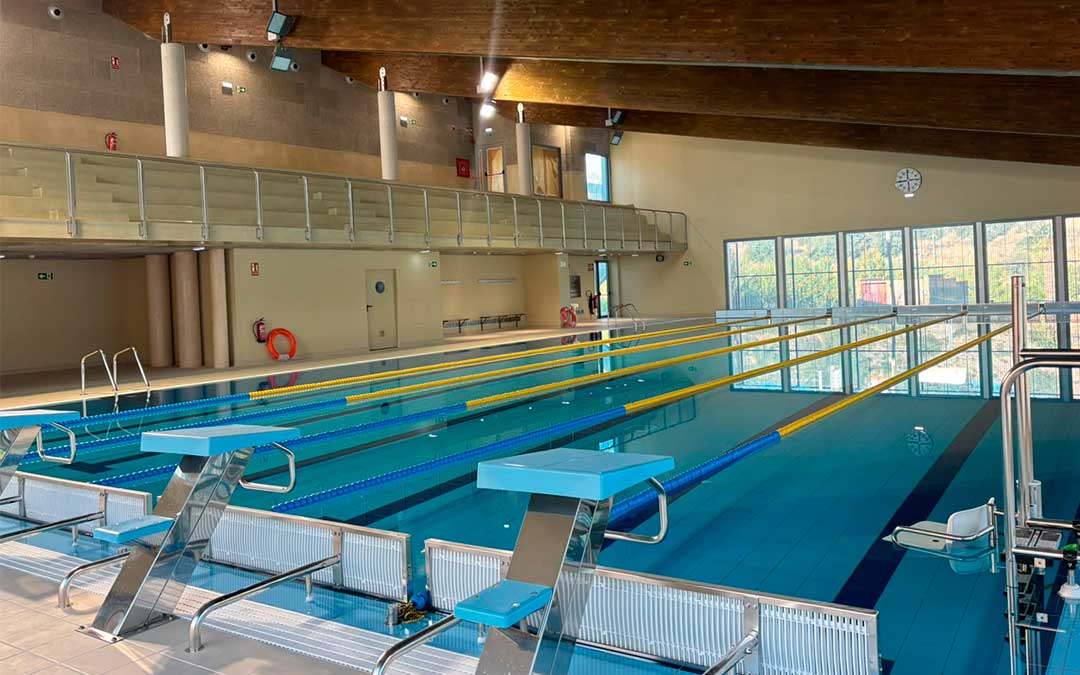 La piscina climatizada de Alcañiz tiene 25 metros de largo y 12,5 de ancho / M. M. R.