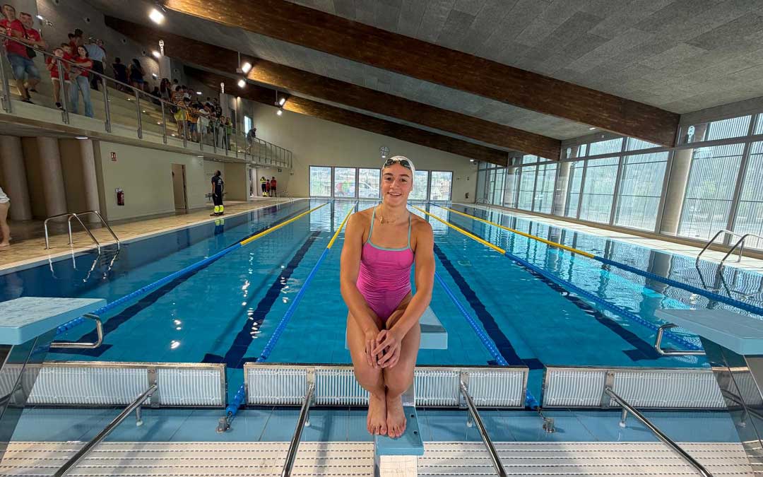 Irene Ciércoles tras salir del agua de la piscina de Alcañiz / Jesús Burgos