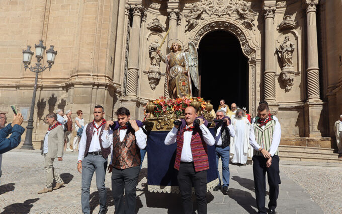 Alcañiz vence al frío y procesiona al Santo Ángel con la colaboración de la Asociación del Cachirulo Teresa Salvo