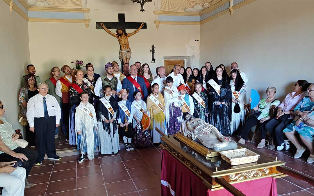 Foto para el recuerdo de la corporación, pregonero y Majas en la ermita del Calvario ante el Sepulcro Glorioso en el día grande de las fiestas de Alcorisa 2026. / Alberto Gracia