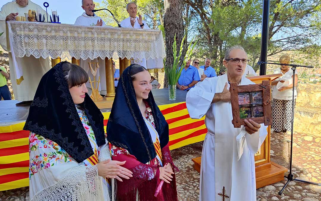 Intercambio de recuerdos en el Calvario de Alcorisa en el día grande de las fiestas 2026. / Alberto Gracia