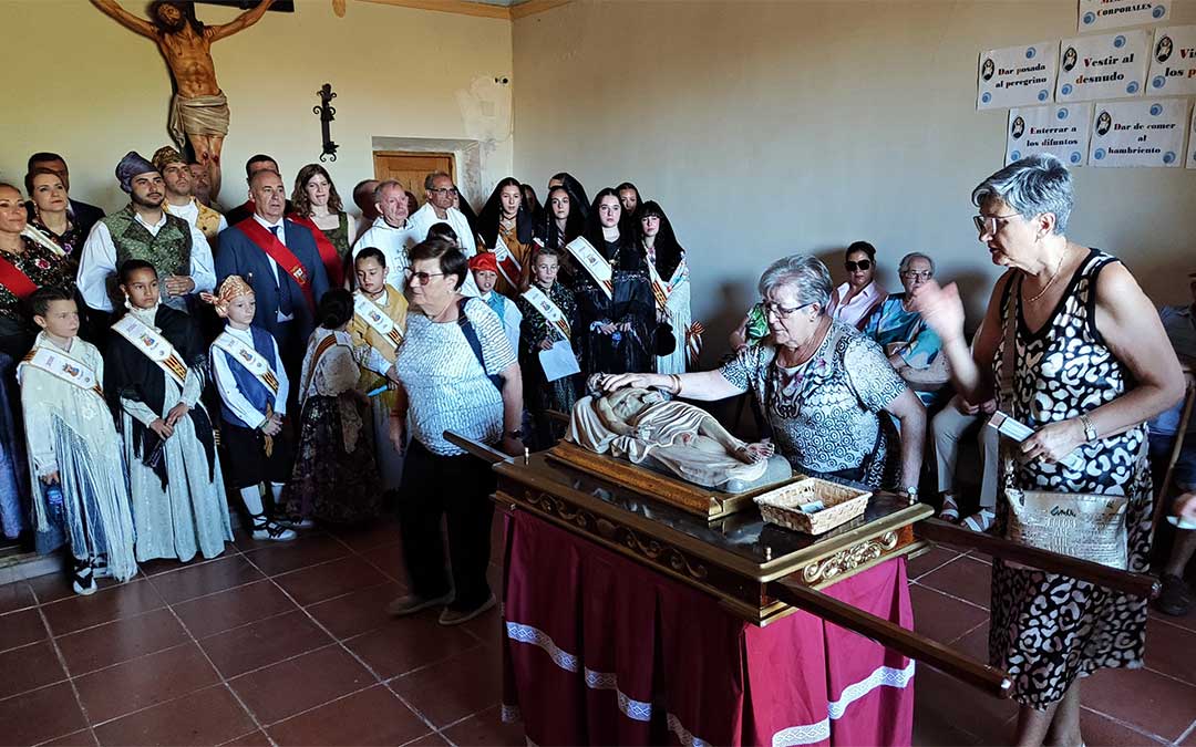 Momento junto al Sepulcro Glorioso en la ermita. / Alberto Gracia