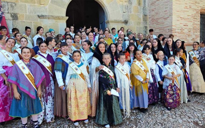 Majas de Alcorisa de todos los tiempos reviven la subida al Calvario en el fin de fiestas