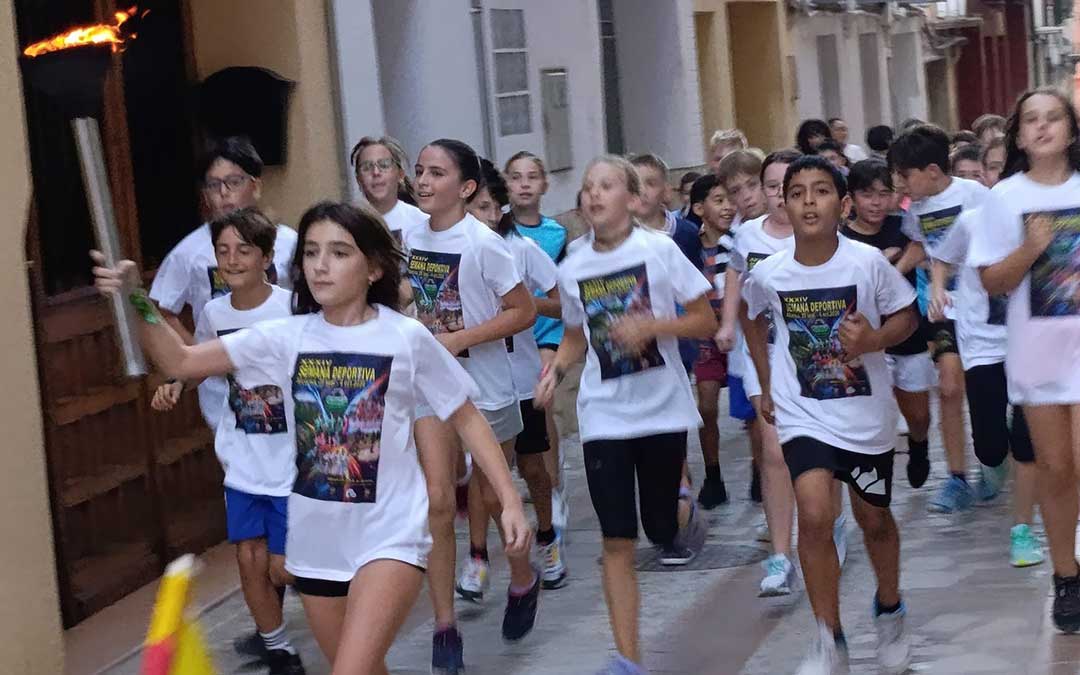 Los más pequeños realizaron el recorrido tras el encendido antorcha y pebetero / Ayto. Alcorisa