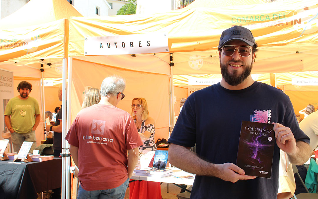 El historiador y escritor calandino, Alejandro Espada, en la IV Feria del Libro de Jatiel con su primer libro 'Columnas de sangre' (Ed. Zafiro, 2026). / B. Severino