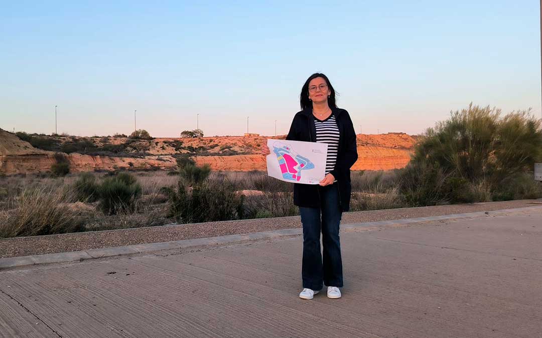La alcaldesa de Caspe, Ana Jarque, posa ante uno de los solares donde se ubicará una de las cuatro plantas anunciadas en la localidad./ A.Z.