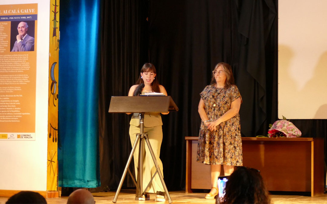 La alcorisana Lucía Espada Alloza, pronunciando su agradecimiento al recoger el Premio Ángel Alcalá por sus notas en Bachillerato en el IES Pablo Serrano de Andorra. A su lado, la directora, Teresa Felipo. / IES