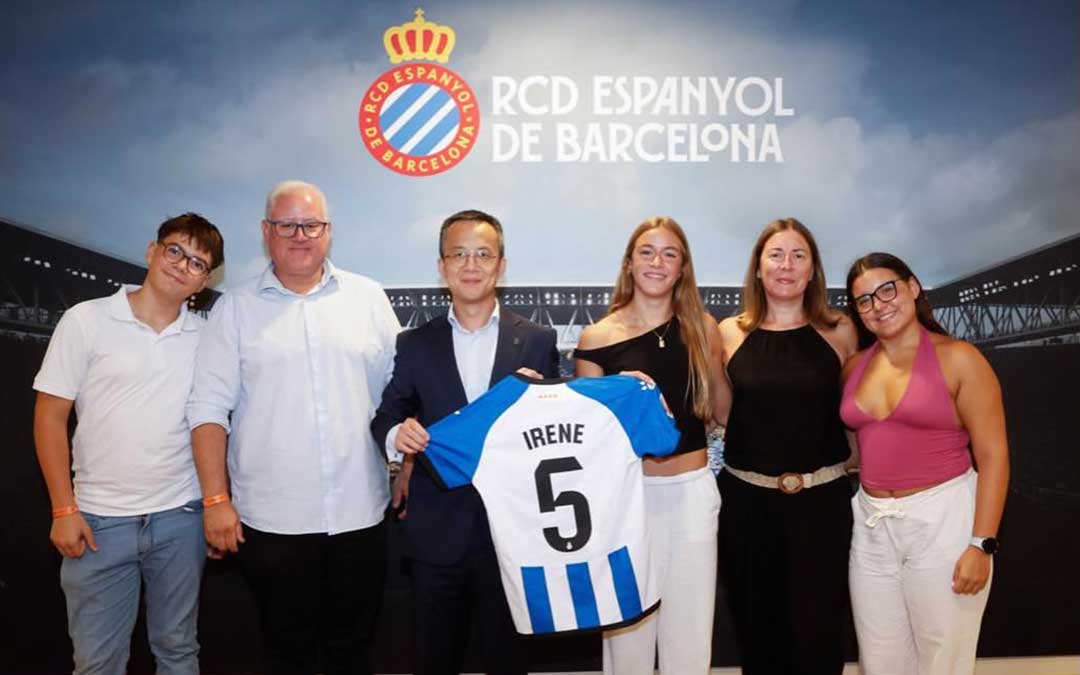 Irene Ciércoles recibiendo una camiseta del RCD Espanyol con su nombre y el dorsal '5' / @renee.ciiercoless