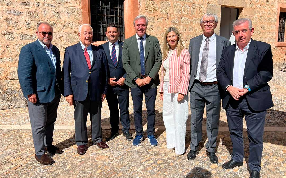 Las autoridades minutos antes de la gala del 30º aniversario de la Fundación Santa María de Albarracín. / L.C.