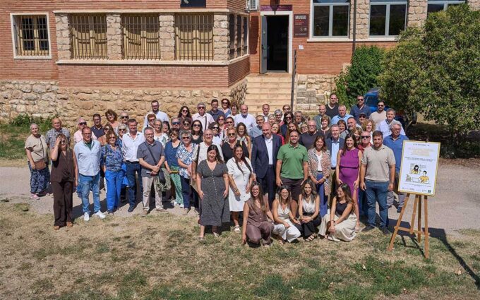 Ariño reúne a la comunidad educativa que inició la revolución digital que les llevó ante Bill Gates