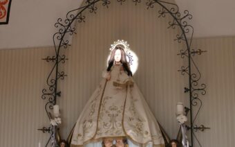 La luz del equinoccio vuelve a alcanzar a la Virgen de Pueyos de Alcañiz: «Iluminada está mucho más guapa»