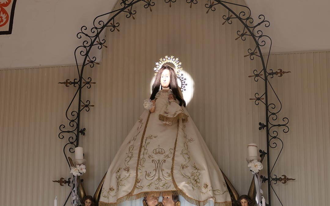Instante en el que el sol ha iluminado el rostro de la virgen de Pueyos. / M.M.R.