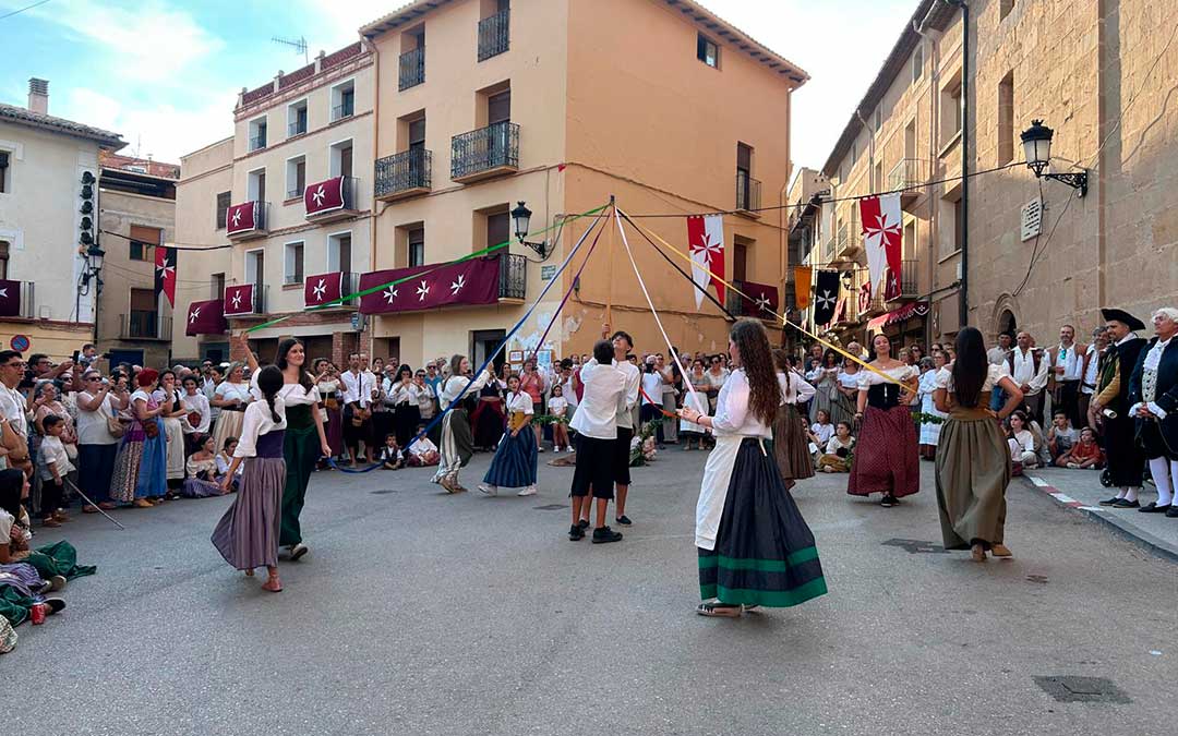 Los danzantes han bailado para el Comendador./ Gema Romero