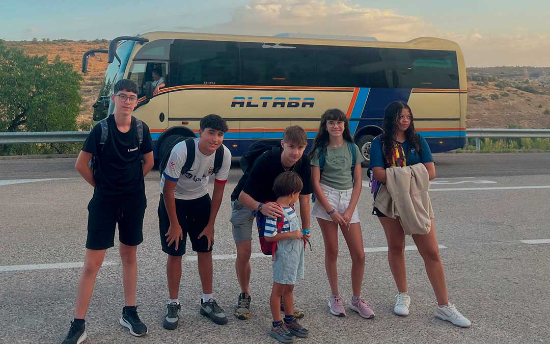 Parte de los alumnos de Tronchón y Bordón que se han negado a ir a clase en protesta por los tiempos de la ruta de bus / Ayuntamiento de Bordón