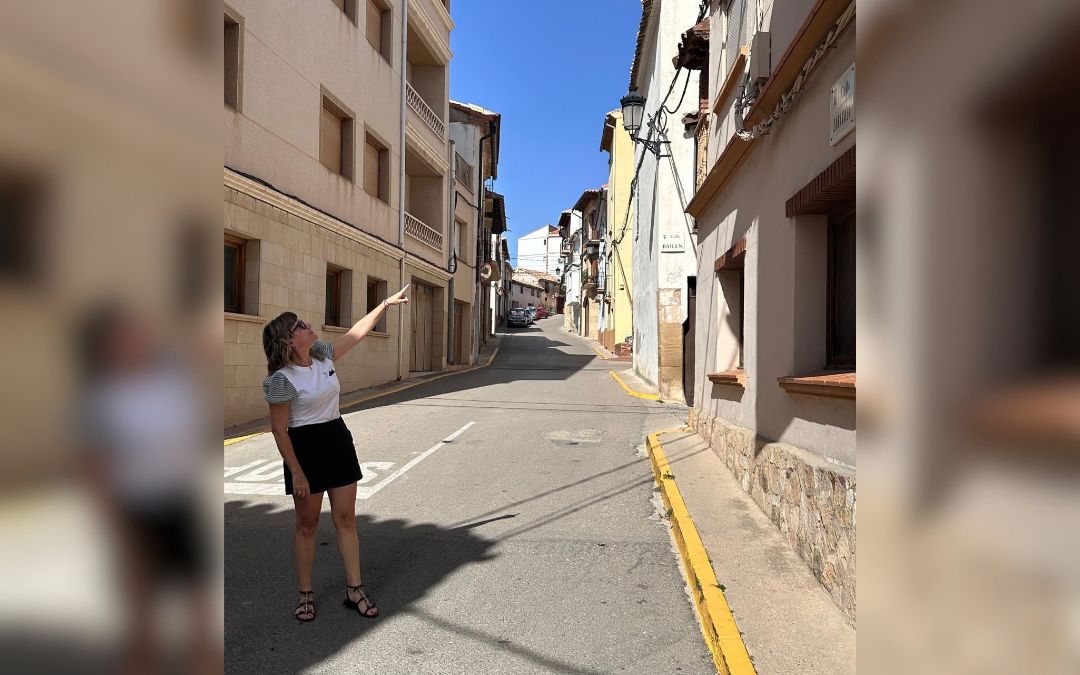 Laura Martínez, concejal de Turismo en el Ayuntamiento de Calanda, señalando uno de los puntos donde se colocarán cámaras / Ayuntamiento de Calanda