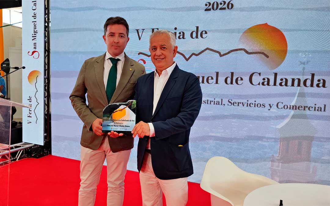 El alcalde de Calanda y el Embajador de Melocotón Embolsado de Oro 2026 / Alberto Gracia