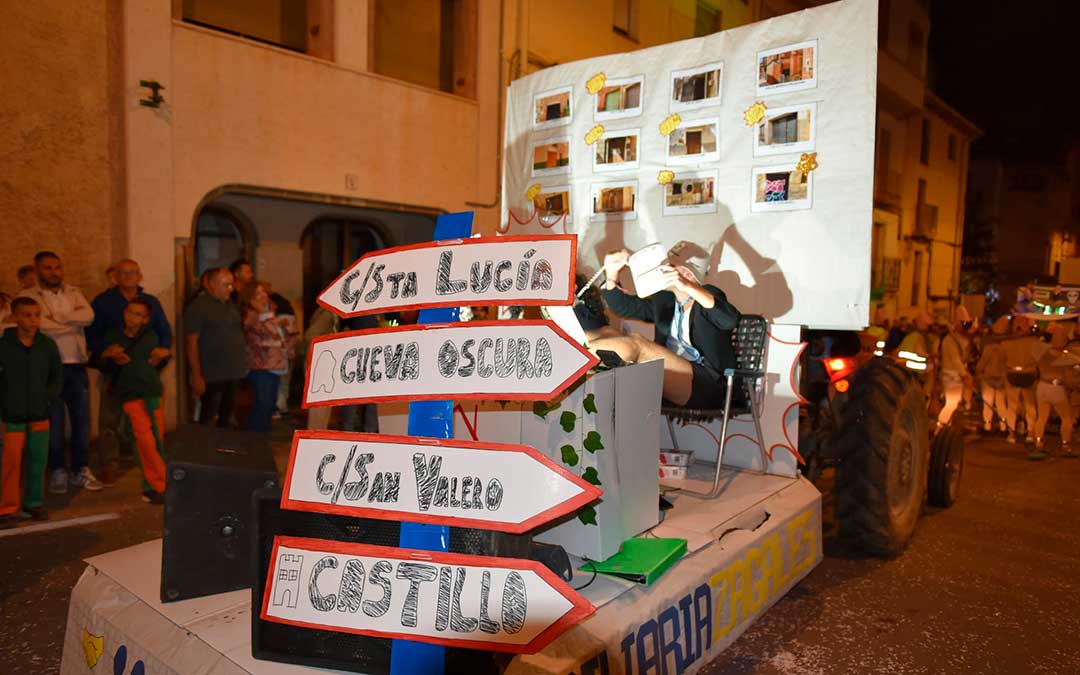 Otra de las carrozas multadas fue la de las peñas Deskarte y Dislate. / Tomás Montero