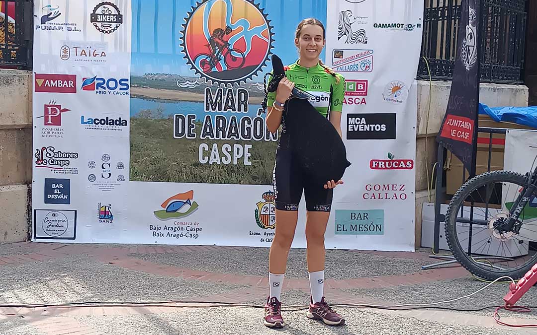 Selena Maza Sola en el podio de la prueba celebrada en Caspe / Cedida