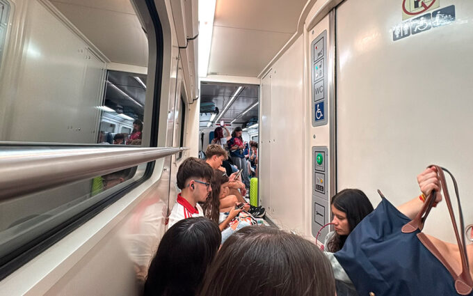 Estudiantes del Bajo Aragón denuncian hacinamiento y falta de espacio en el tren Barcelona-Caspe-Zaragoza