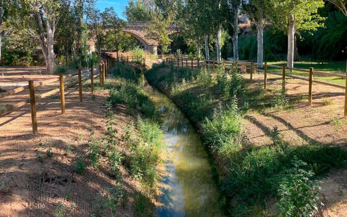 Así se ve la recuperación del antiguo cauce del río Guadalope en Caspe un año después del inicio de las obras