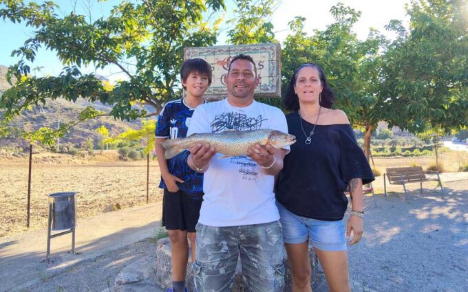 Una trucha de 56 centímetros sorprende a dos pescadores en el pantano de Castellote