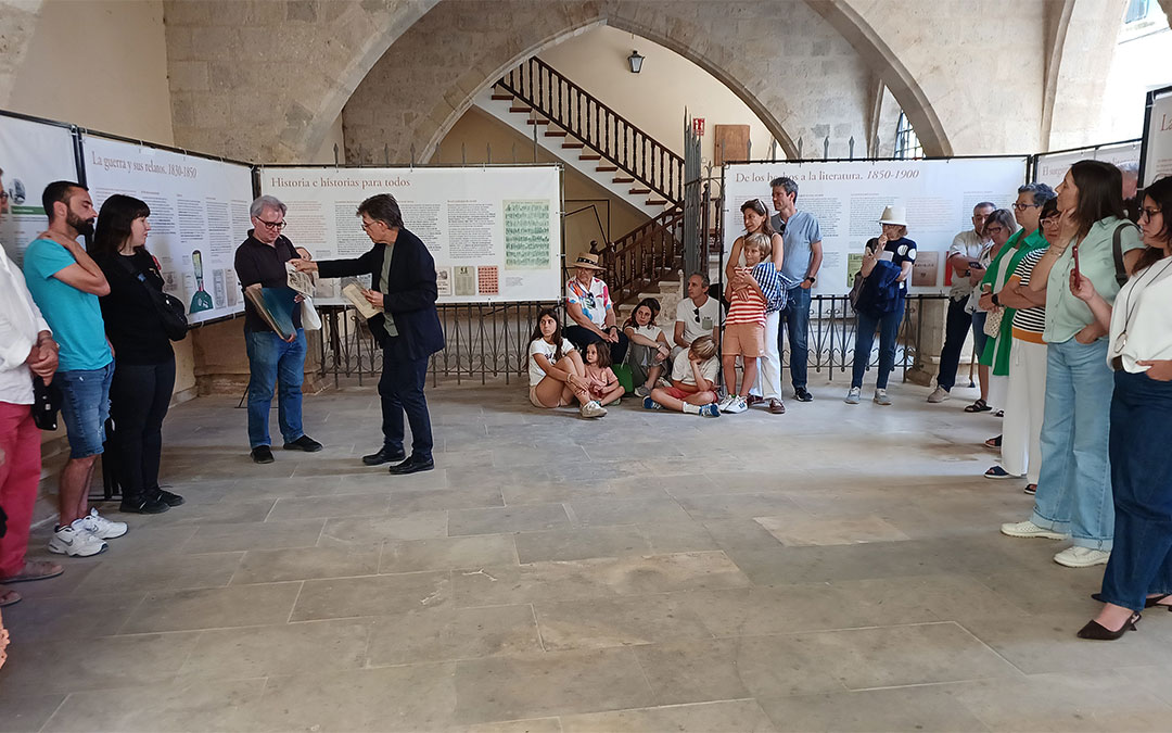 El catedrático Pedro Rújula explicando la exposición en Castellote sobre 'La literatura de las guerras carlistas en el Maestrazgo'. / Comarca Maestrazgo