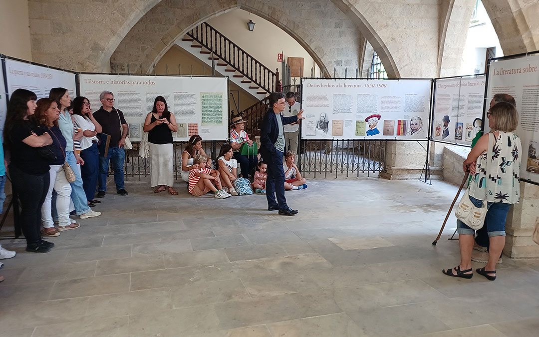 El catedrático Pedro Rújula explicando la exposición en Castellote sobre 'La literatura de las guerras carlistas en el Maestrazgo'. / Comarca Maestrazgo