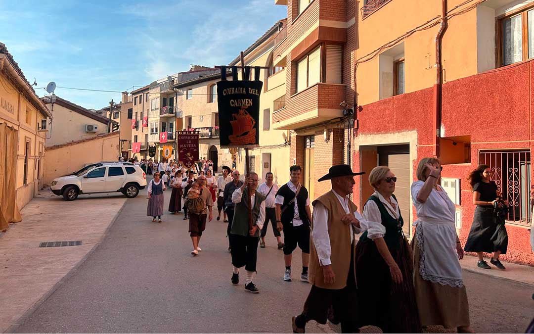 Las cofradías iban en la comitiva./ Gema Romero