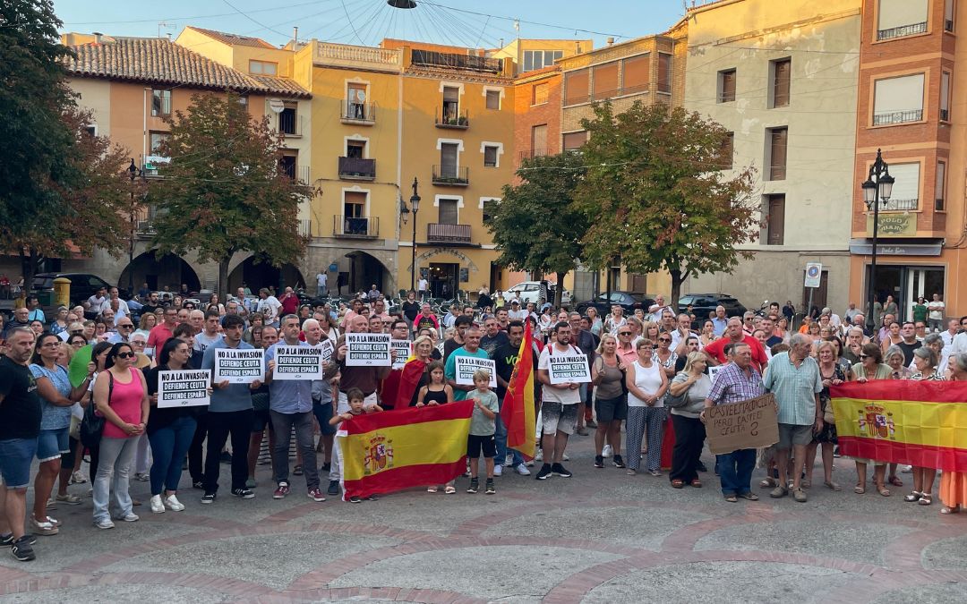 Vecinos de Caspe en la concentración en apoyo a Ceuta, en la plaza de España./ S.F.