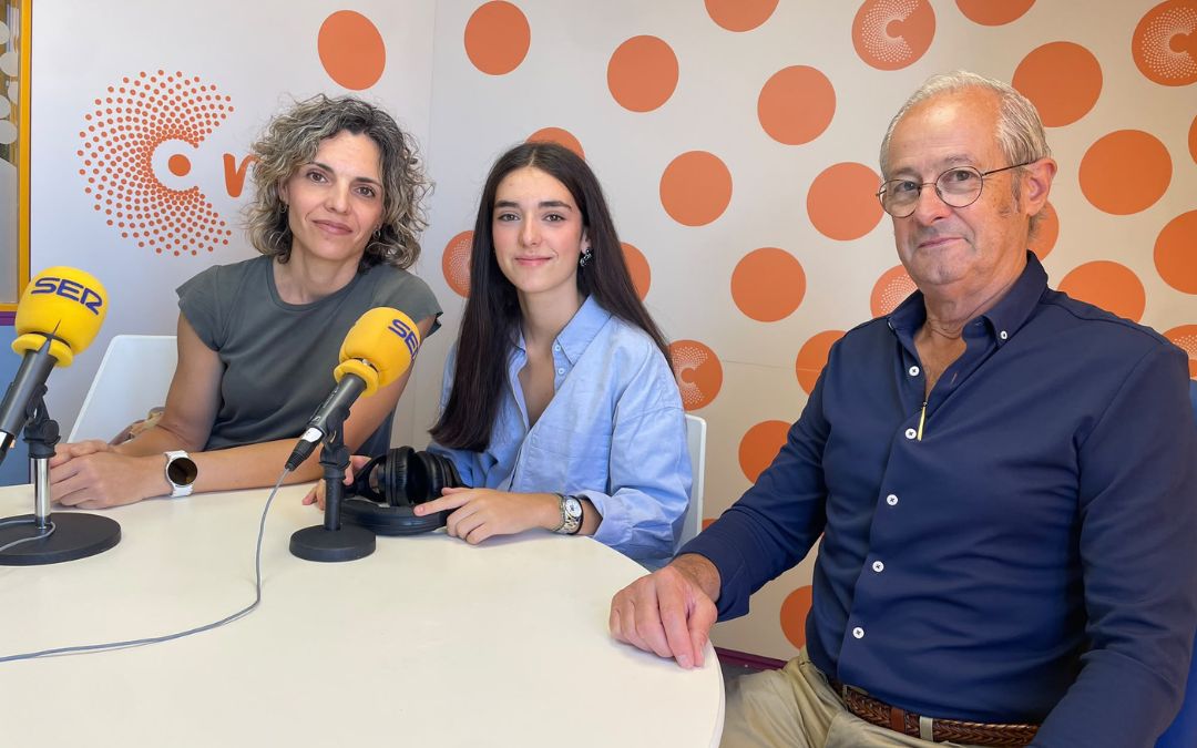 Vicente Dobato, Violeta Moles y Eva López en Radio La Comarca./ S.F.