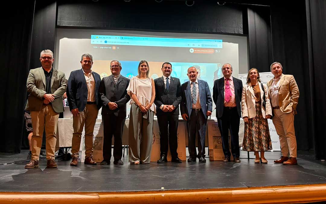 Foto de familia en la inauguración de la cita. / M.M.R.