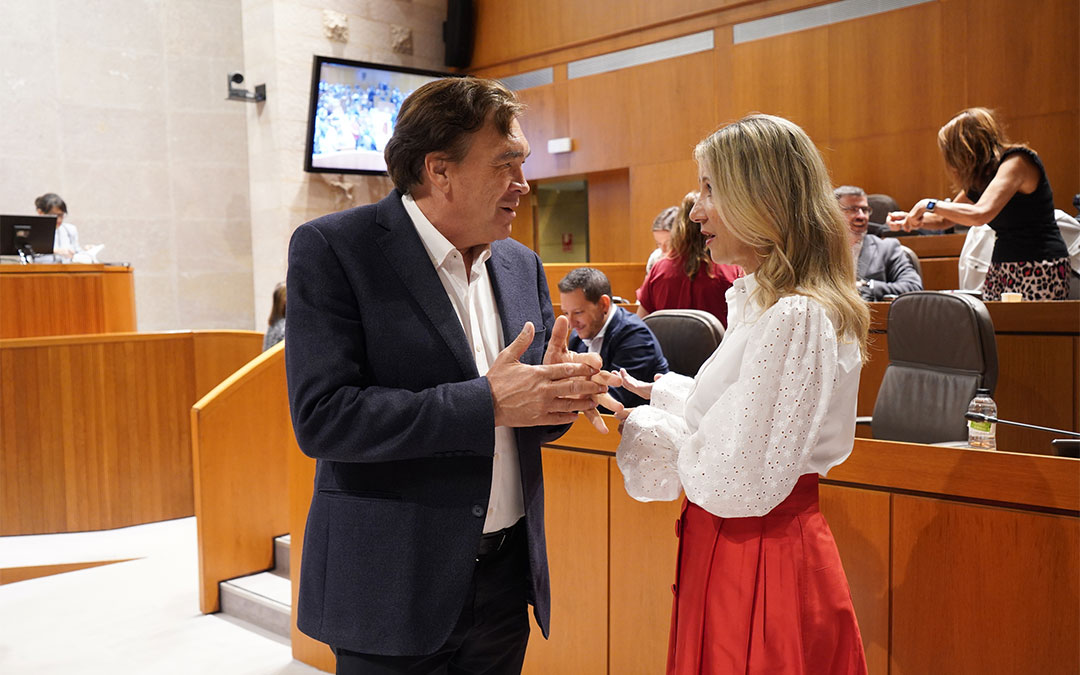 Tomás Guitarte (Aragón-Teruel Existe) y Mar Vaquero (PP), en las Cortes. / LC