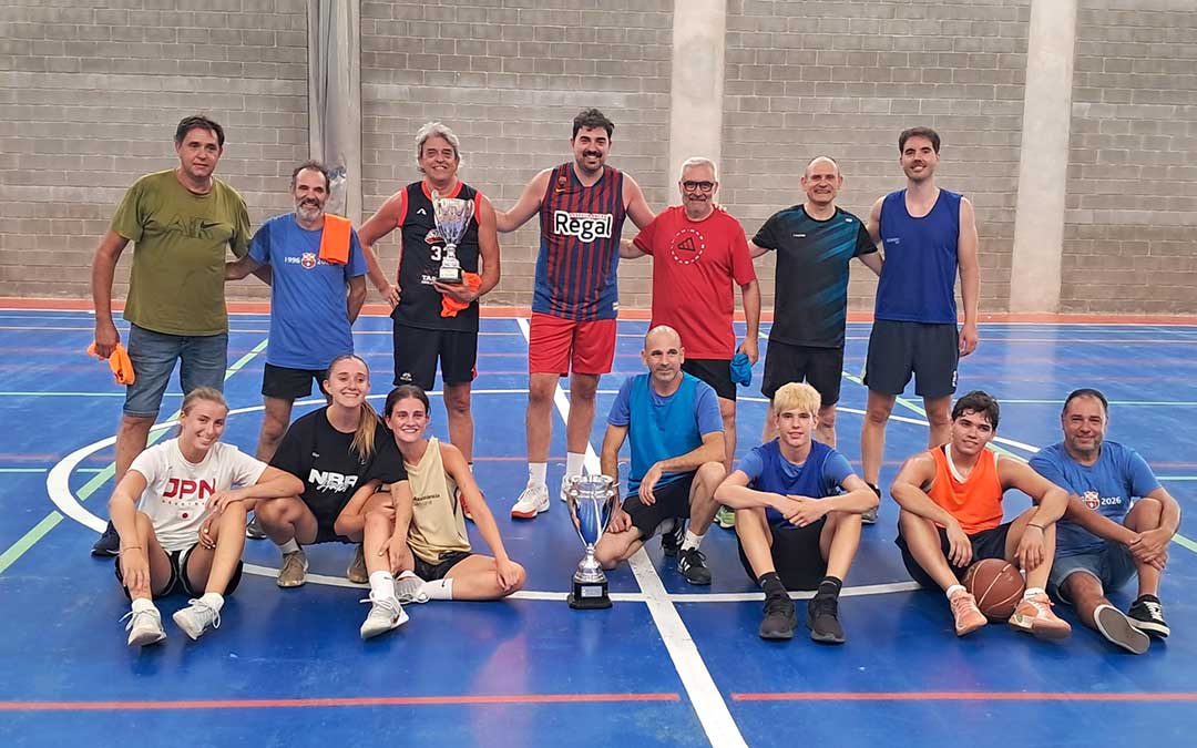 Socios y simpatizantes durante las actividades deportivas realizadas / Cedida