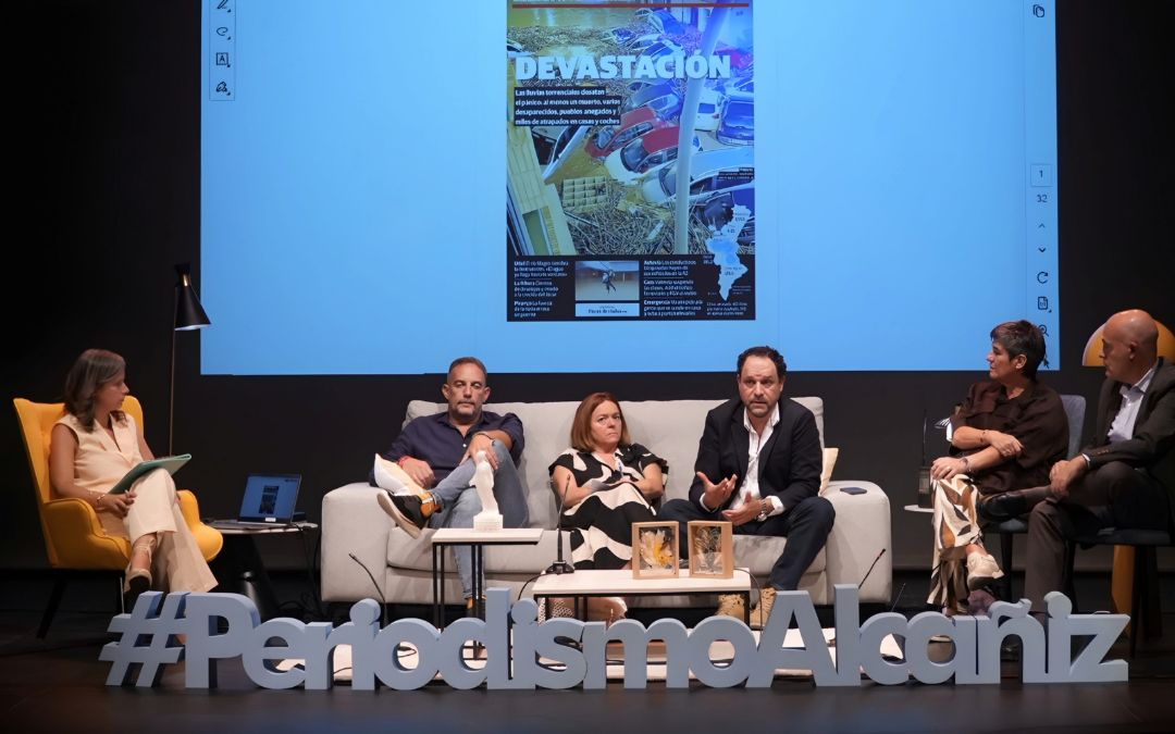 Mesa redonda sobre la cobertura de sucesos desde lo local con Marta Garú, Miguel Ángel Coloma, Eduardo Liabano, Arturo Checa, Cruz Aguilar y Eva Defior./ Abdul Grau