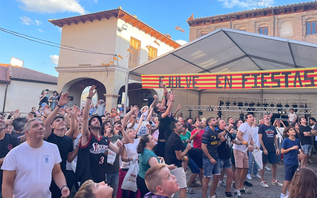Saltos y concentración en la Tirada del Melocotón en el Bautizo de la Virgen en las fiestas de Ejulve 2026. / Natalia Covarrubias