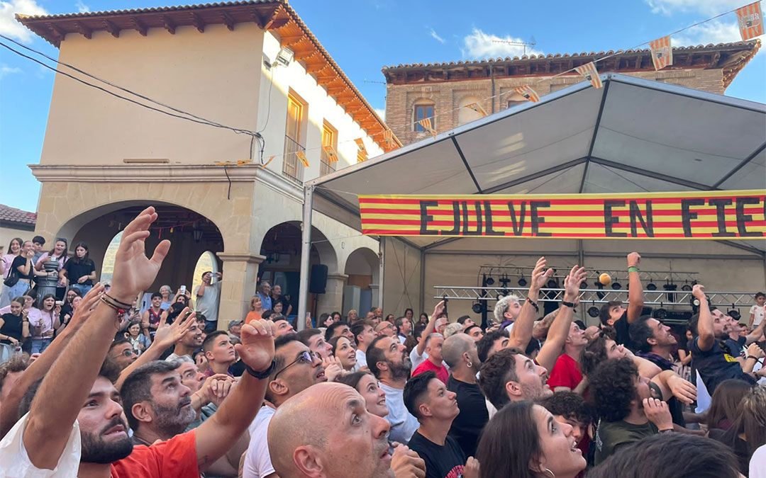 Tirada del Melocotón en el Bautizo de la Virgen en las fiestas de Ejulve 2026. / Natalia Covarrubias