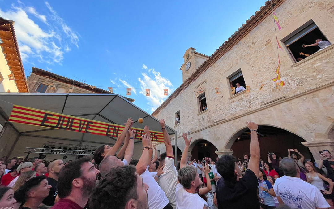 Tirada del Melocotón en el Bautizo de la Virgen en las fiestas de Ejulve 2026. / Natalia Covarrubias